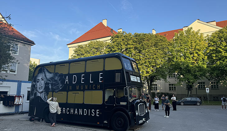 Adele Pop-Up Merch Bus bis 24.08.2024 beim Utopia in der He&szlig;stra&szlig;e (&copy;Foto: Martin Schmitz) 